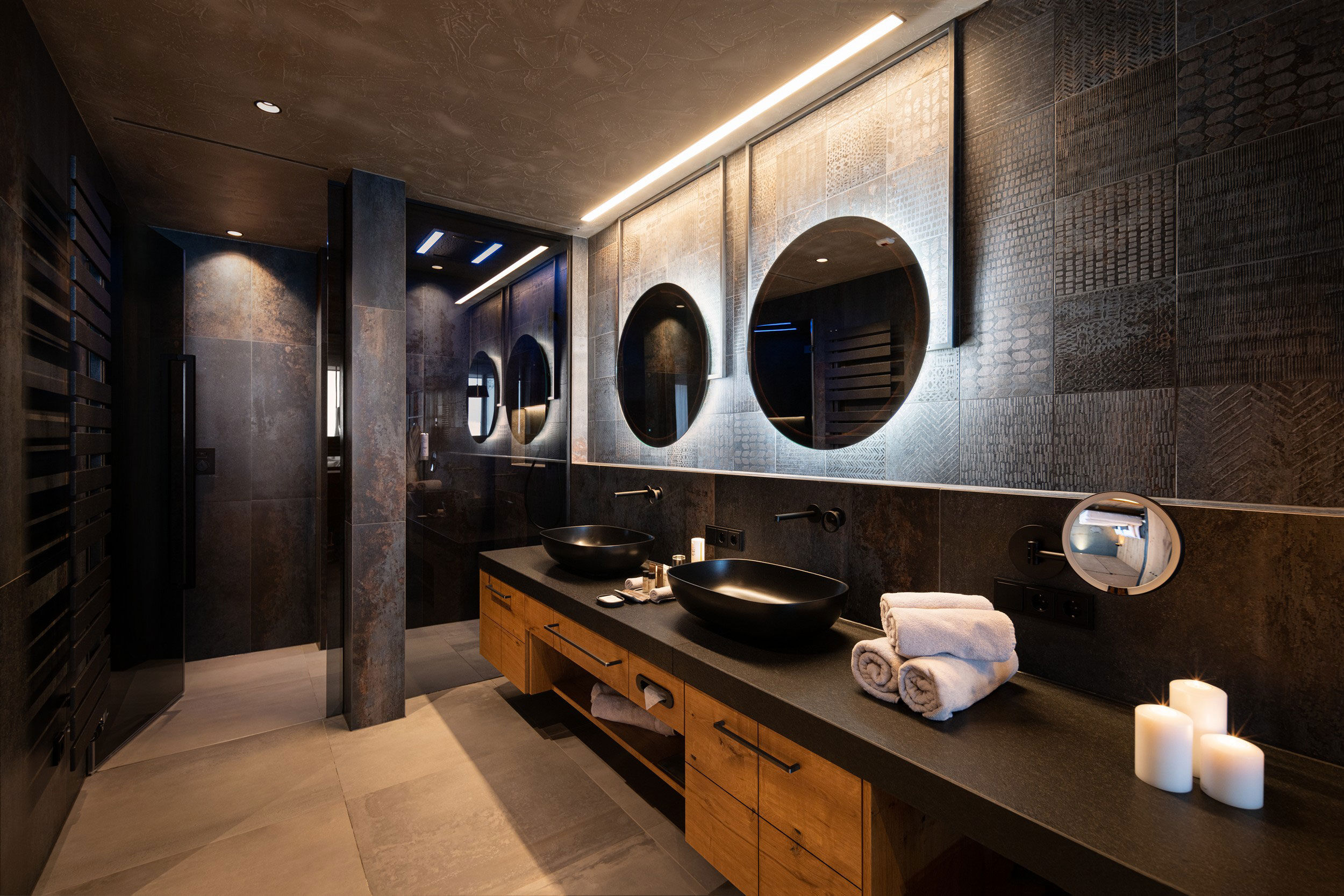 Design-Suite - Badezimmer mit Luxus-LED-Dusche mit Regenbrause